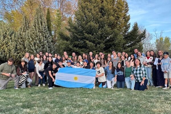 ADAPTIVE SKI INSTRUCTORS, STUDENTS, SKI PATROLS, BIRDERS AND HEALTHCARE PROFESSIONALS BRING ASPEN AND BARILOCHE TOGETHER.